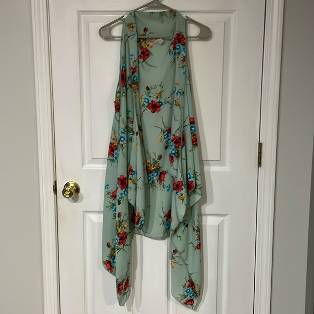 Pretty Young a thing women’s floral shawl. One size fits all